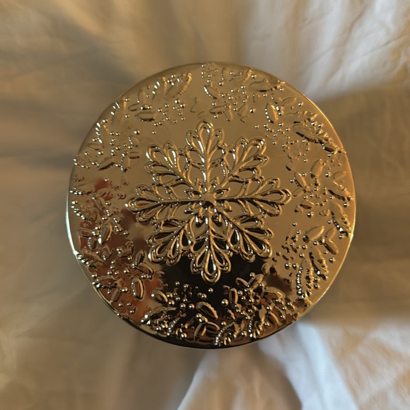 BATH and BODY WORKS. NWOT 3 wick candle. Falling Flurries. - Picture 2 of 4